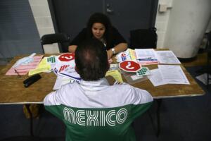 
Inmigrantes solicitan su ciudadanía anticipándose a la elección presidencial de EEUU