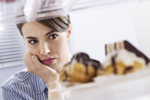 Saiba como evitar o consumo de açúcar antes do ciclo menstrual