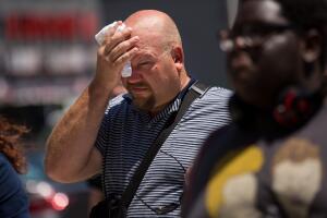 El sur de la Florida ha estado bajo alarma por una ola de calor con índices de entre 105 y 100 grados Fahrenheit, un comportamiento por encima de la media, según informó el Servicio Meteorológico Nacional (NWS). En la foto, un hombre limpia el sudor de su cara. 