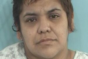 Lacey Emily, de 36 años, conducía el auto robado con el que fue impactado el oficial de Tulare.