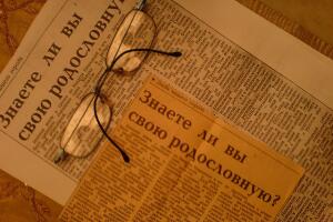 Lentes sobre periódicos en ruso