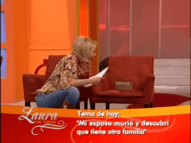 gif Laura Bozzo hablando con cenizas