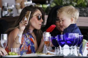 Anahí y su familia en un evento ecuestre en Ciudad de México
