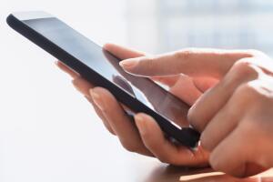 como-limpar-tela-celular-2.jpg