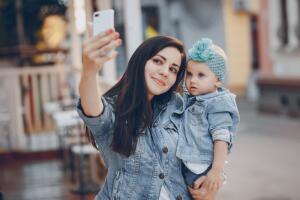 madre-tomandose-una-selfie-con-su-bebe.jpg
