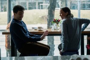 Viktor Hargreeves con Harold en The Umbrella Academy 