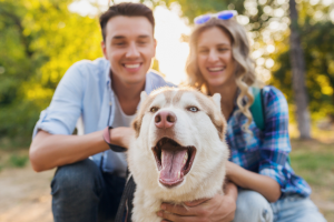 Joven pareja con perro