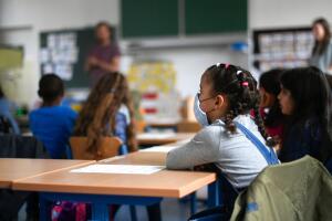 Escuelas públicas en Arizona en riesgo por falta de presupuesto.