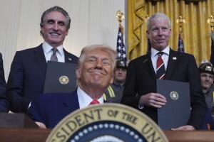 Donald Trump en un evento en la Casa Blanca con el secretario del Interior, Doug Burgum /izq), y el de Energía, Chris Wright.