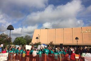 Cientos de personas protestan contra la implementación de la Ley SB4 en San Antonio 