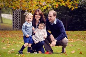 William y Kate nos presentan una nueva foto con los príncipes George y Charlotte.