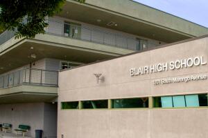 Guardián de seguridad obligó a niña hispana de 11 años a taparse la boca con cinta adhesiva por “hablar demasiado”