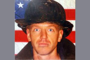 Dan ceremonia de honores a bombero de NY que murió tras caída en entrenamiento 