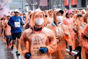 Corredores usan máscaras quirúrgicas en maratón japonés.