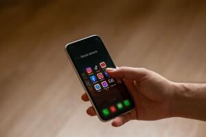 Celular con redes sociales Instagram y TikTok Grosby.jpg