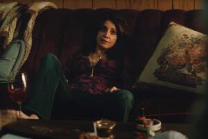 'Euphoria': Suze, mamá de Lexi y Cassie Howard