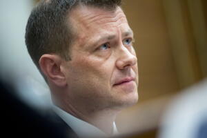 Peter Strzok, agente del FBI que intercambió textos anti-Trump con una abogada de su oficina.