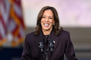 Kamala Harris agradece el apoyo de sus seguidores tras una histórica campaña electoral.