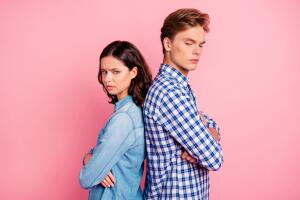 pareja_enojada_fondo_rosa.jpg