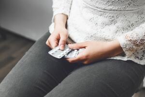 mujer-sosteniendo-pastillas.jpg