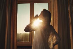levantarse-vaso-de-agua-ventana.jpg
