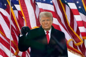 Se mantiene la suspensión de las cuentas de Facebook e Instagram del expresidente Trump.