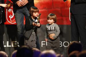 Shakira y Piqué con Milan y Sasha en una entrega de premios.