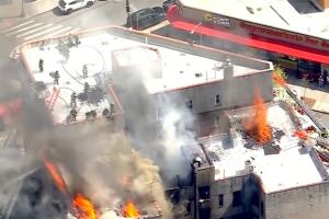 Incendio de cinco alarmas en El Bronx deja 2 muertos, 11 heridos y decenas de desplazados.