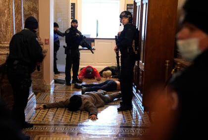 (FOTOS) PRIMERA VEZ EN LA HISTORIA DE EEUU QUE PASA EN EL CAPITOLIO 38 WASHINGTON, DC - JANUARY 06: U.S. Capitol Police stand detain protesters outside of the House Chamber during a joint session of Congress on January 06, 2021 in Washington, DC. Congress held a joint session today to ratify President-elect Joe Biden's 306-232 Electoral College win over President Donald Trump. A group of Republican senators said they would reject the Electoral College votes of several states unless Congress appointed a commission to audit the election results. (Photo by Drew Angerer/Getty Images)