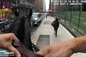 Cabalgando, policía de la Unidad Montada ayuda a capturar a presunto ladrón