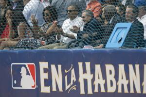 Obama disfruta del juego de béisbol en La Habana
