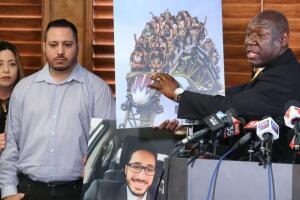 El abogado Ben Crump critica la reapertura del juego y acusa al parque de priorizar ganancias sobre seguridad.