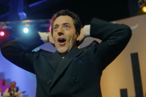 Luis Gerardo Méndez interpreta a Mario Bezares en la serie '¿Quién lo mató?'.