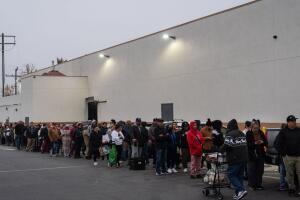 Personas hacen fila afuera del mercado Amapola  en Downey, California, el martes 23 de diciembre de 225, para comprar masas para hacer tamales. 