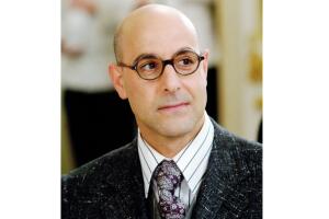 Stanley Tucci Nigel Kipling El diablo viste a la moda Grosby.jpg