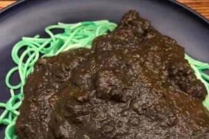 Espagueti de menta con mole negro