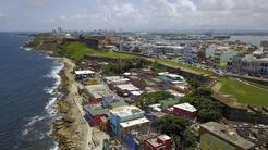 'Seis puñaladas en el pecho': atacan a tres turistas estadounidenses en La Perla, el barrio de Puerto Rico que popularizó 'Despacito'
