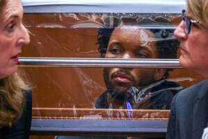 D4vd se declara no culpable del asesinato de Celeste Rivas; familia de la joven exige justicia.