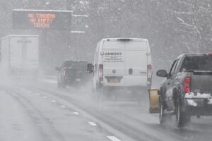 Nueva York emite aviso de viaje por tormenta invernal y carreteras peligrosas.