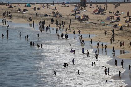 Coronavirus: Ignoran regla de distancia social y acuden en masa a esta playa de California 13 Hasta el momento el condado de Orange no ha informado el número de personas que visitaron sus playas el sábado 25 de abril, pero se estima que fueron miles las personas que escaparon de la ola de calor que azota al sur de California.