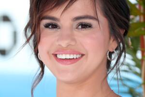 selena-gomez-aretes-collar-cruz.jpg