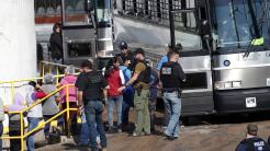 ICE detiene a 680 personas en redadas en plantas de alimentos en Mississippi y decenas de niños se quedan desamparados