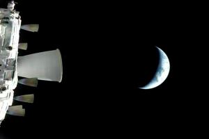 Los astronautas de Artemis II se lanzan hacia la Luna tras pasar un día orbitando la Tierra.