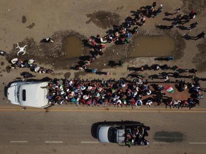 Impactantes Imagenes Aereas De La Caravana De Migrantes Que Va Rumbo A La Frontera Sur De Eeuu Noticias Univision Inmigracion Univision