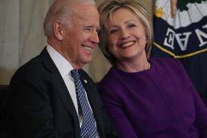En diciembre de 2016, un mes después de las elecciones que perdió ante Trump, Clinton compartió con Biden en el Congreso.