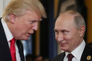 El presidente estadounidense, Donald Trump, junto a su par ruso, Vladimir Putin, en la cumbre de Cooperación Económica Asia-Pacífico (APEC) en Vietnam, el 11 de noviembre de 2017. 