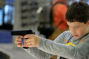 Entre 2019 y 2020 los delitos armados crecieron 20% en Florida; la violencia con armas entre menores sigue en aumento.