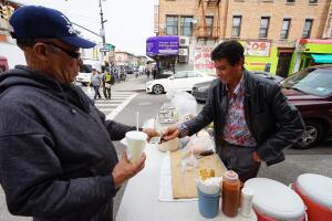 Vendedores ambulantes esperan que la Ciudad les otorgue licencias. 