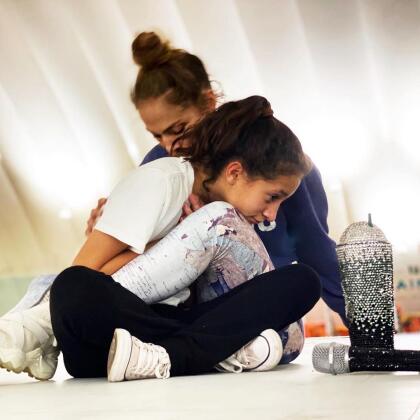 La canción es el tema oficial de la película 'Second act', la cual protagonizó JLo en 2018.
<b>Emme</b>, participó en el video musical,
<b> <a href="https://www.univision.com/entretenimiento/emme-interpreto-a-su-propia-madre-en-el-nuevo-videoclip-de-jennifer-lopez">marcando su debut como actriz a los 10 años.</a></b>