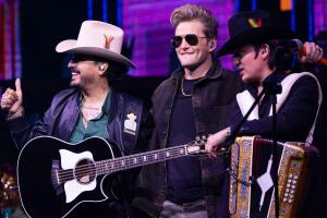 Alexander Acha junto a ´Los Carnales´- Juego de Voces 2025